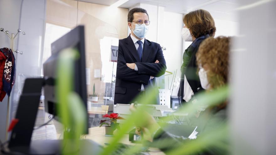 El consejero recorriendo las instalaciones