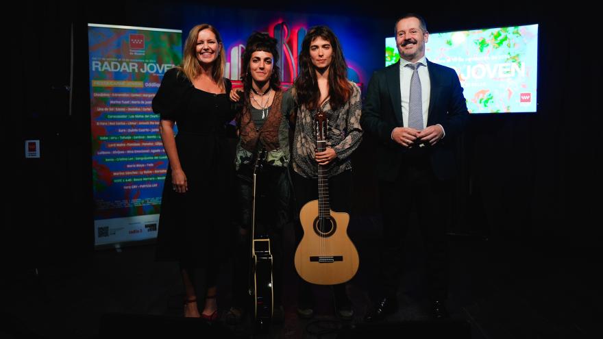 Los consejeros Ana Dávila y De Paco Serrano durante la presentación de Radar Joven