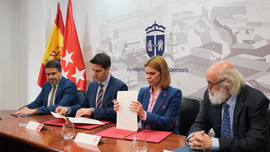 El consejero Emilio Viciana durante la firma del protocolo 