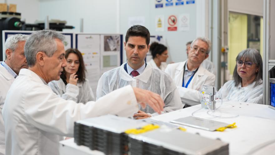El consejero Emilio Viciana durante su visita al Instituto de Estudios Avanzados IMDEA Energía