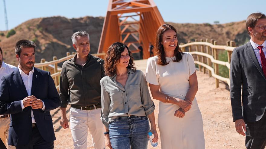 La presidenta Isabel Díaz Ayuso durante su visita a Mejorada del Campo 