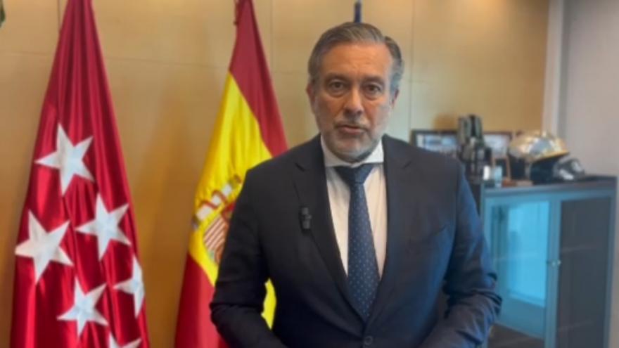 El consejero Enrique López desde su despacho