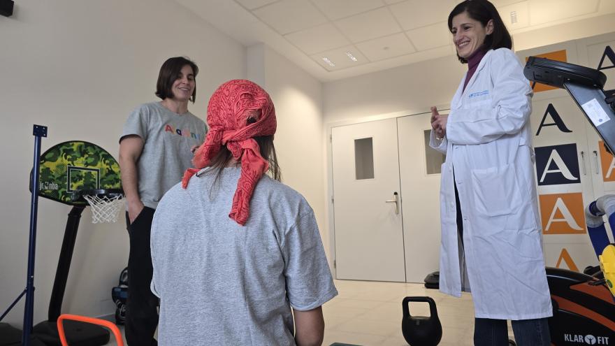 Profesionales sanitarios del Hospital público 12 de Octubre con pacientes