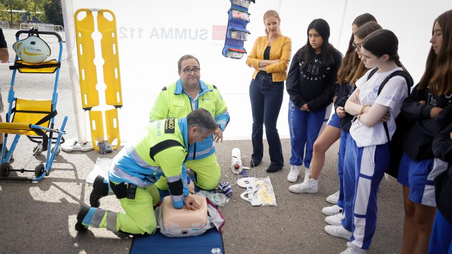 profesional del SUMMA 112 realizando un taller de RCP