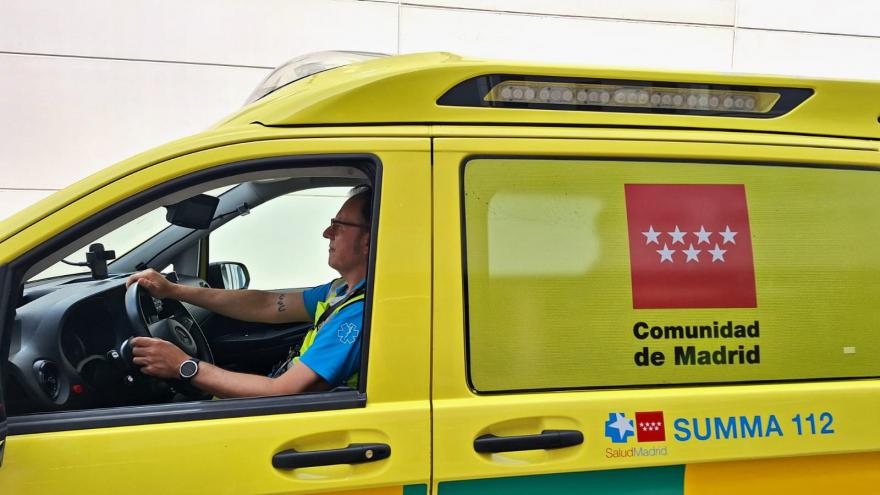 Imagen ambulancia y conductor