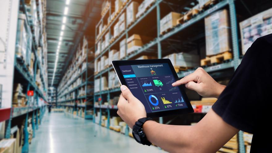 almacén con persona manejando una tablet
