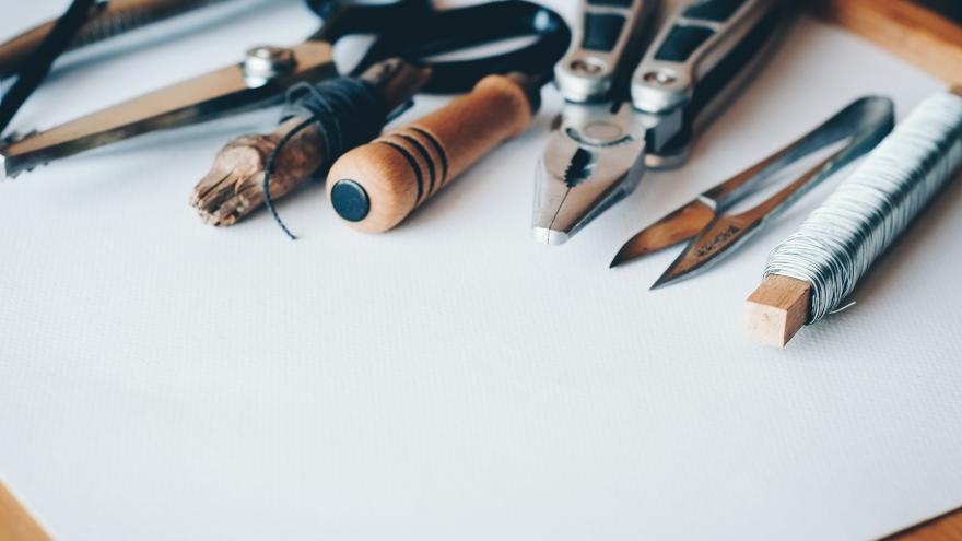 Diferentes herramientas de bricolaje sobre una mesa