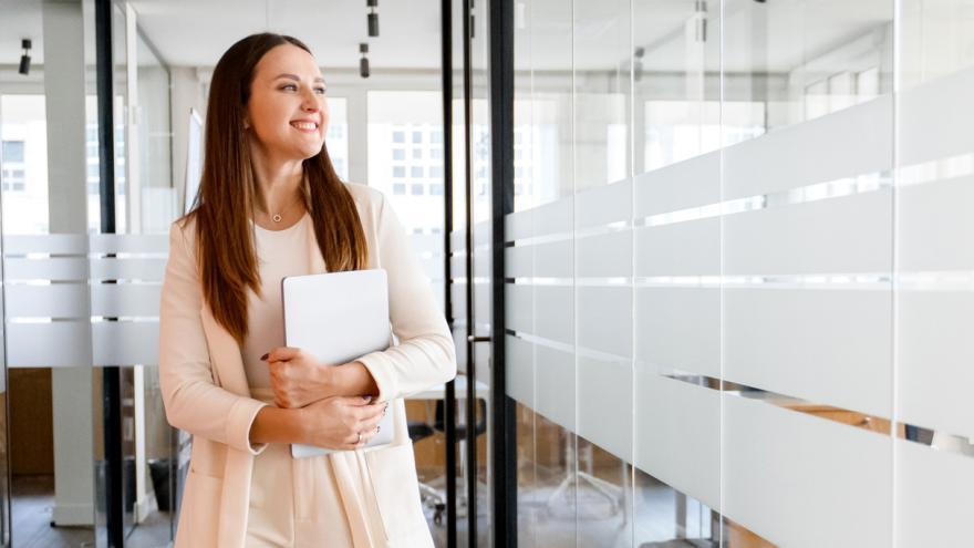 Joven mujer en un entorno de trabajo