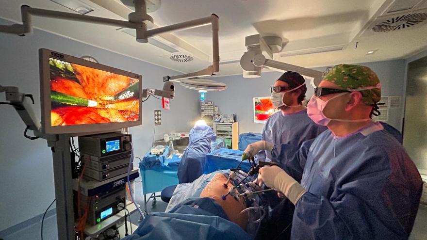 Profesionales del Hospital público Ramón y Cajal han realizado un trasplante de riñón asistido por robot