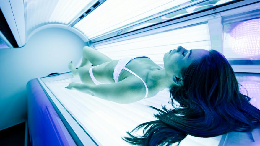Cámara de bronceado Imagen de una chica en una cámara de bronceado artificial