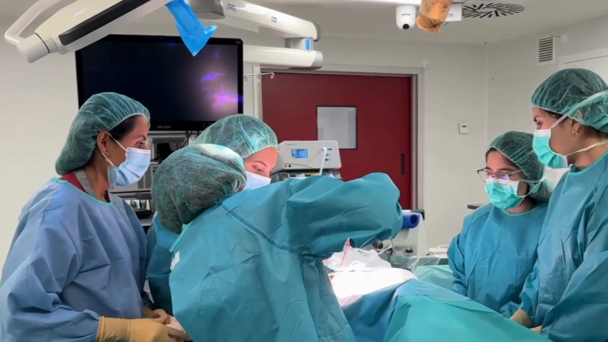 Profesionales sanitarios realizando una cirugía plástica