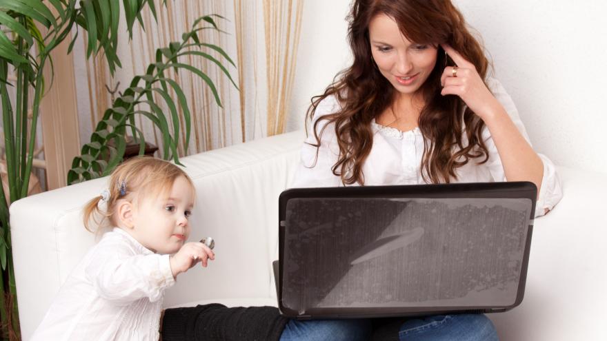 mamá con niña y tablet