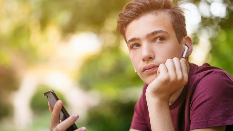 Joven con auriculares y móvil