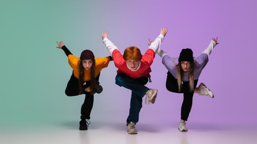 Tres jóvenes en posición de baile