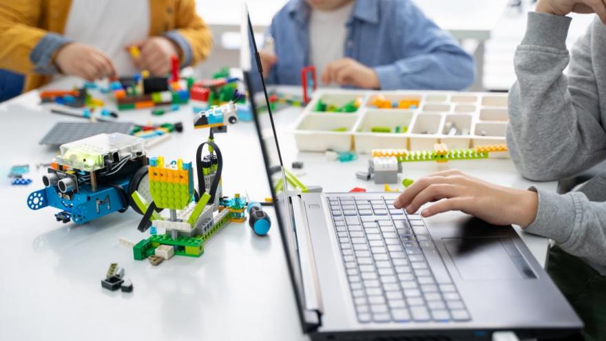 Estudiantes desarrollando robot