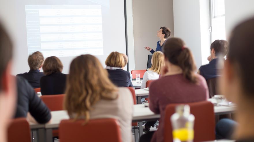 gente en aula con profesor