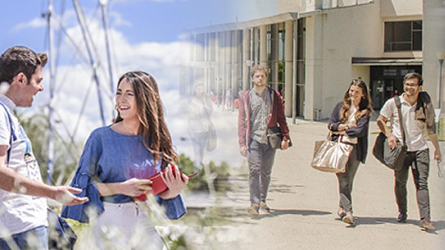 Jóvenes caminando por el exterior de la Universidad