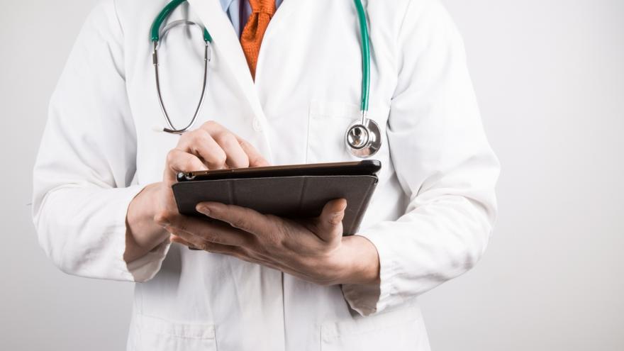 Médico prescribiendo en una tablet