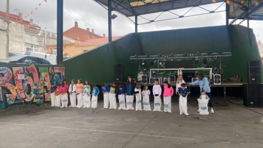 Niños jugando a carreras de sacos