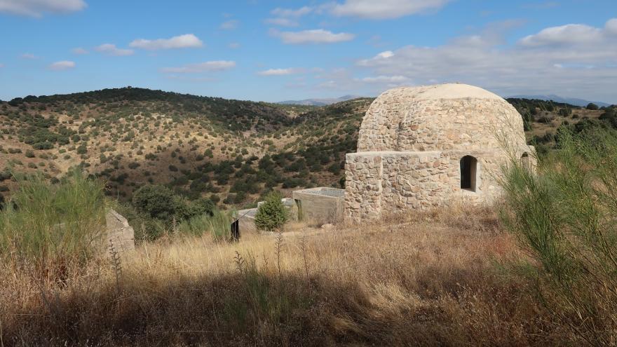 imagen de un paisaje con fortificaciones militares de piedra