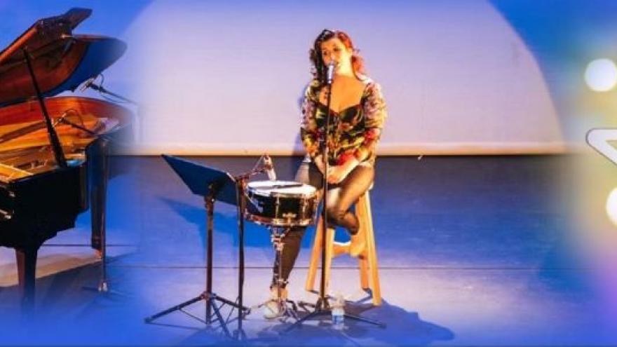 Cantante y pianista con motivos navideños