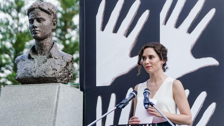 Díaz Ayuso asegura que Miguel Ángel Blanco dejó un país “más grande y unido”: “Los totalitarios lo quieren más pequeño y no lo vamos a permitir” La presidenta durante su intervención en el homenaje