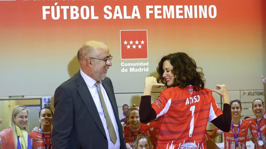 La presidenta de espaldas mostrando su nombre en la camisa