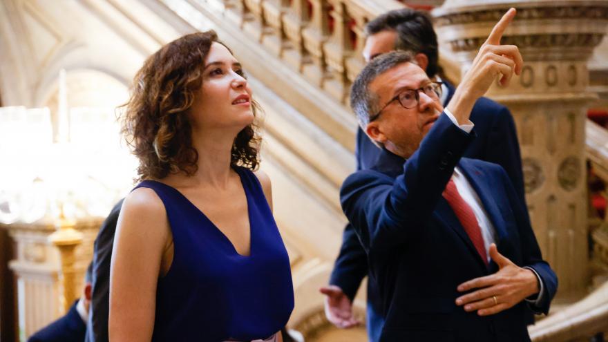 Díaz Ayuso acuerda con Lisboa poner en marcha políticas comunes de emprendimiento, innovación y digitalización La presidenta con el alcalde Carlos Moedas