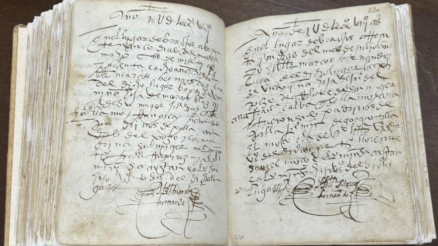Libro de bautismo, abierto, después de su restauración
