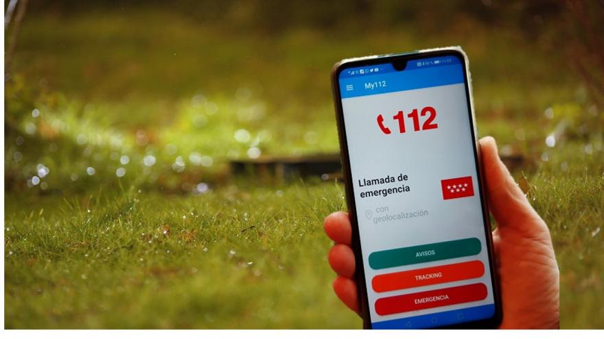 mano con móvil aplicación 112