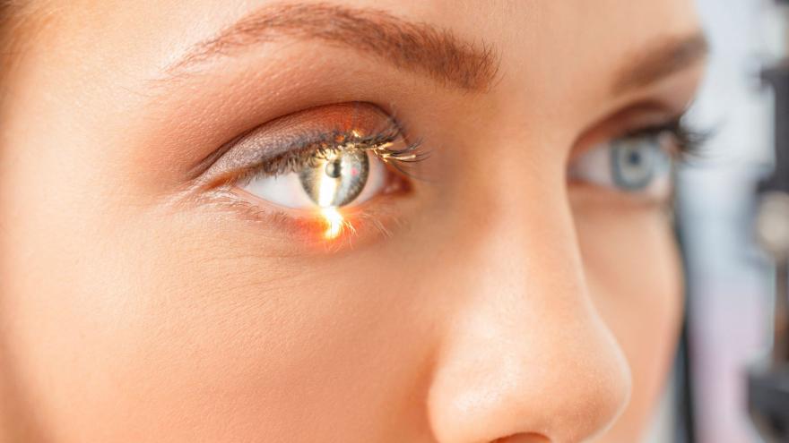 Examen médico de la vista con optometría