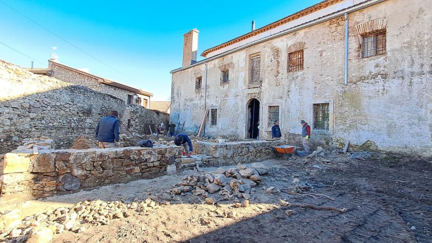 imagen de un edificio y un patio durante las obras de acondicionamiento