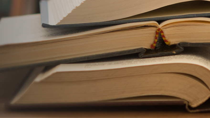 Fotografía de libros de cuentas apilados