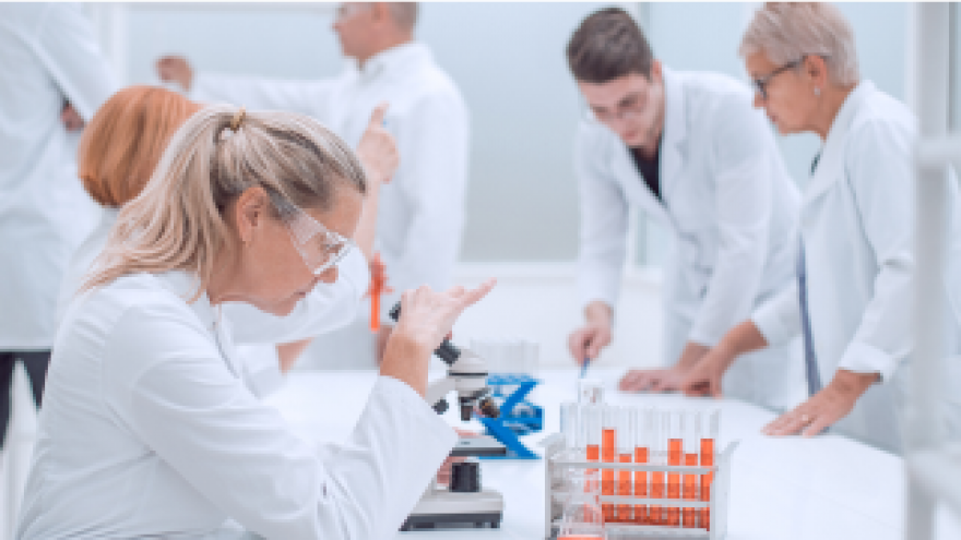 Varios cientiíicos realizando un experimento