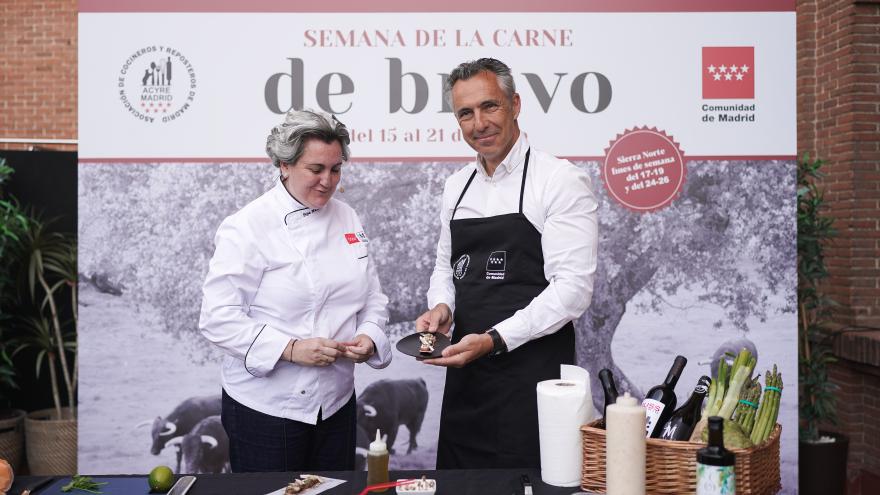 El consejero Carlos Novillo con la cocinera Pepa Muñoz