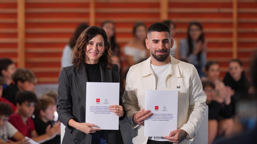 Díaz Ayuso elogia el “ejemplo altruista” de Topuria para ayudar a la Comunidad de Madrid a concienciar a los jóvenes contra las drogas y el acoso escolar  La presidenta Isabel Díaz Ayuso e Ilia Topuria