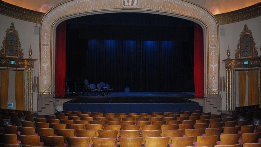 Vista de escenario y butacas de teatro