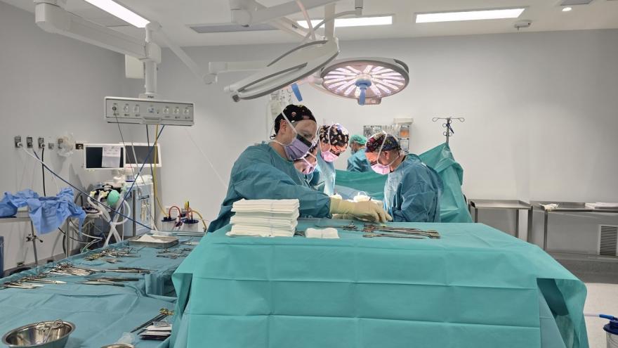 Trasplante Cirujanos en un quirófano