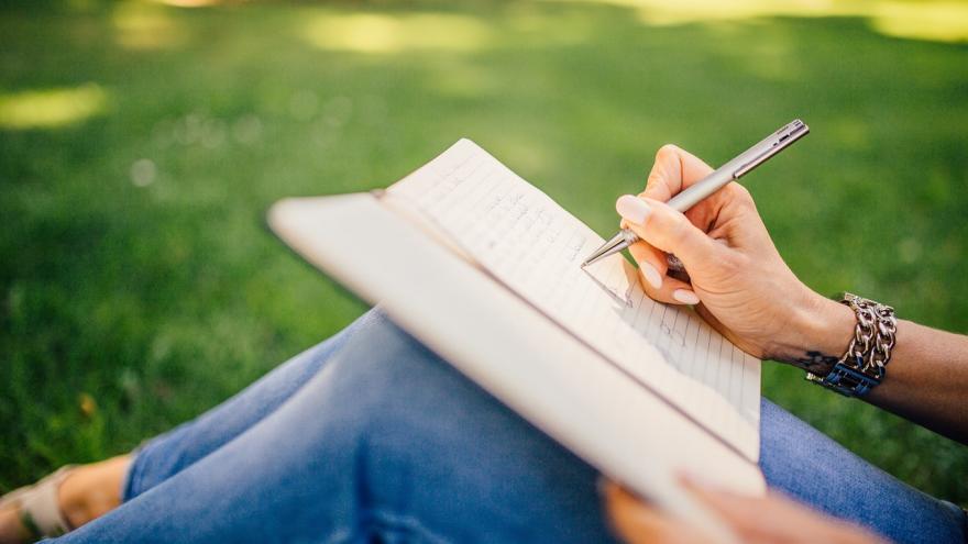 mujer escribiendo