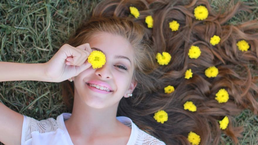 Chica adolescente tumbada en jardin