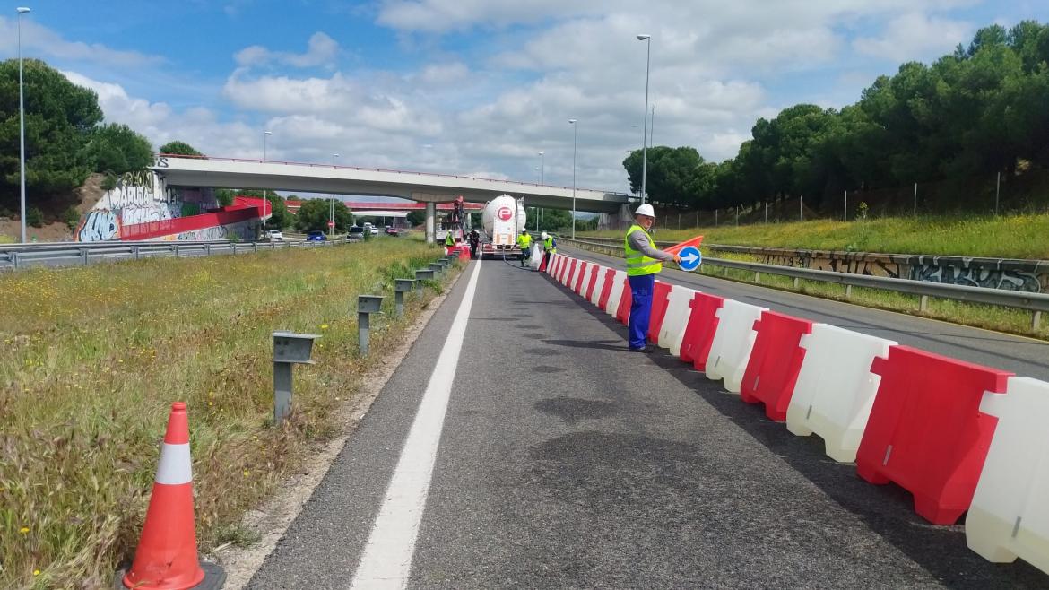 Trabajos en la mediana para garantizar la seguridad barrera New Jersey instalada