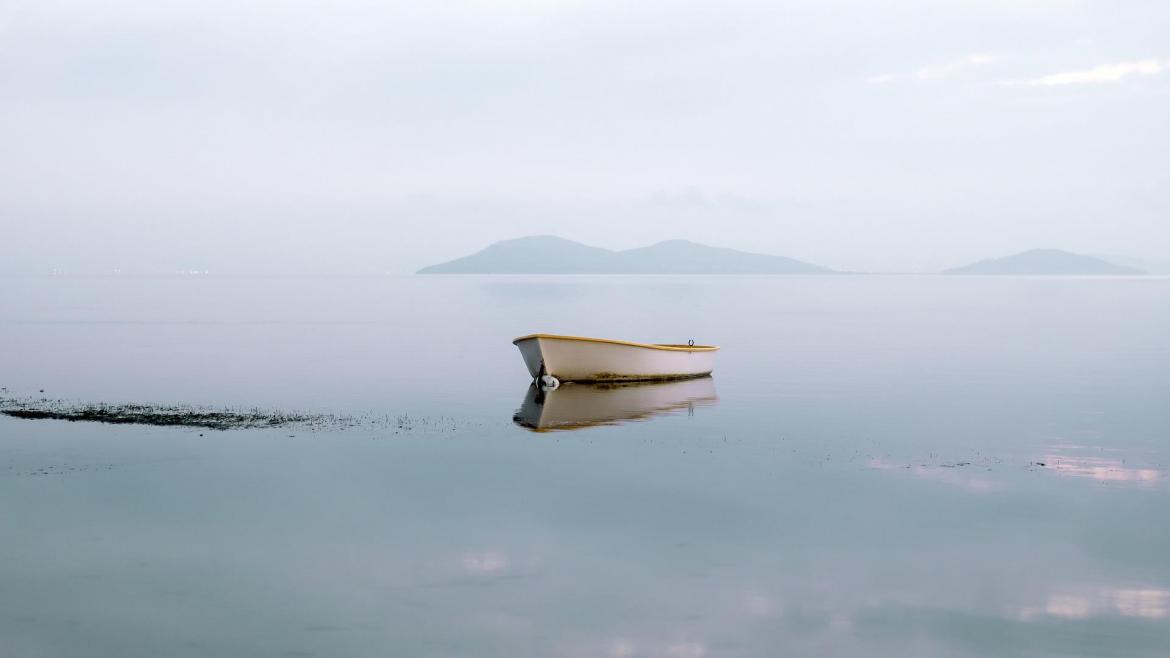 Barco en un lago en calma