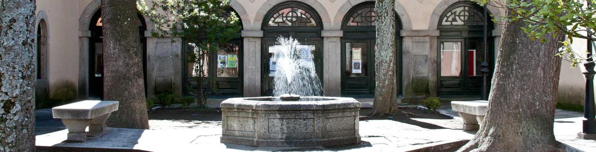 Fachada y fuente de un edificio