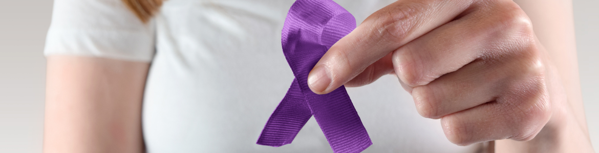 Violencia de género Mano que sujeta con dos dedos lazo morado