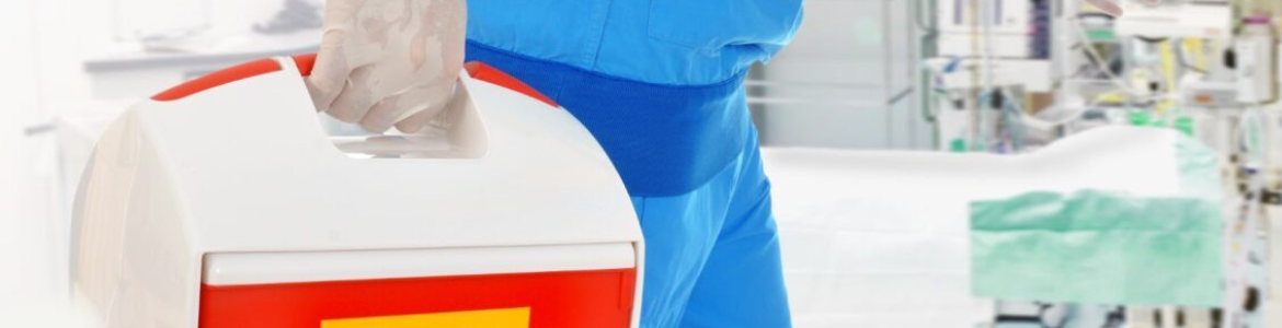 Transporte de órgano para trasplante imagen en la que se ve el torso de un profesional vestido de azul que lleva en la mano nevera transporte de órganos para trasplante