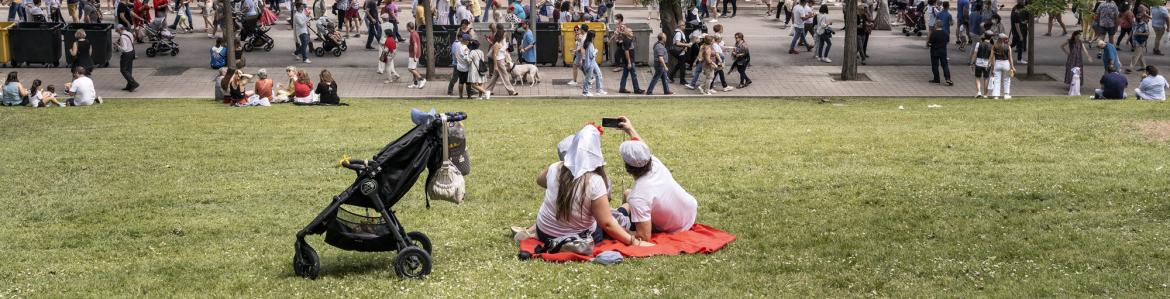 Imagen de una pareja haciéndose una foto en la Pradera de San Isidro