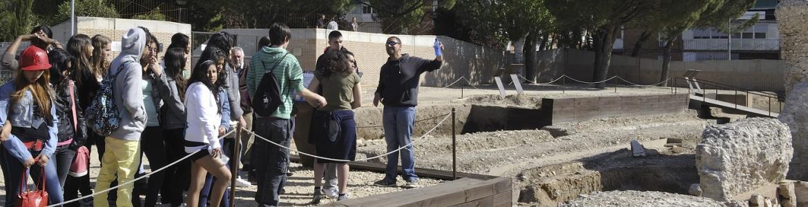 grupo de jóvenes visitando yacimiento arqueológico