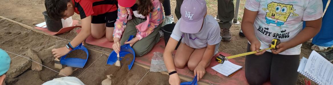 grupo de niños excava en la tierra