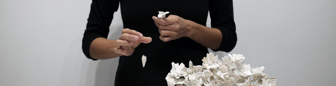 Performance de una mujer deshojando margaritas