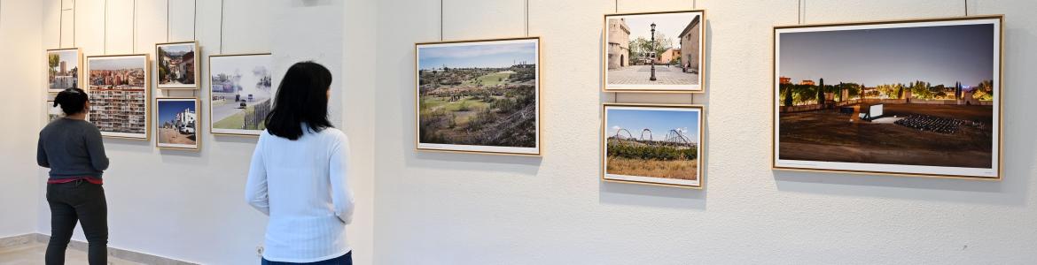 Sala de exposiciones con imágenes